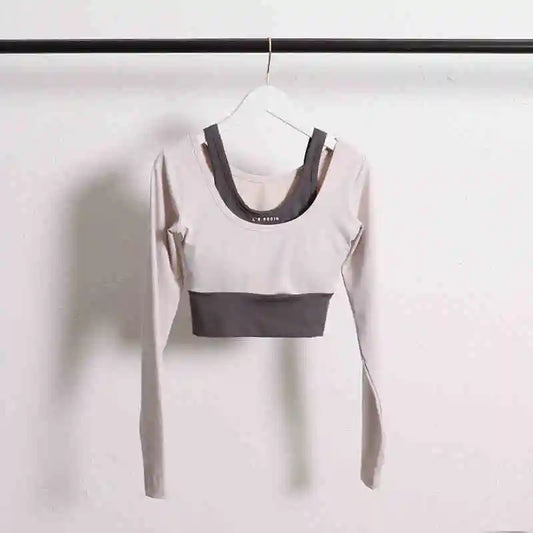 Fitness wear with a chest pad for women; a tight-fitting sports top for yoga and training that dries quickly, long sleeves